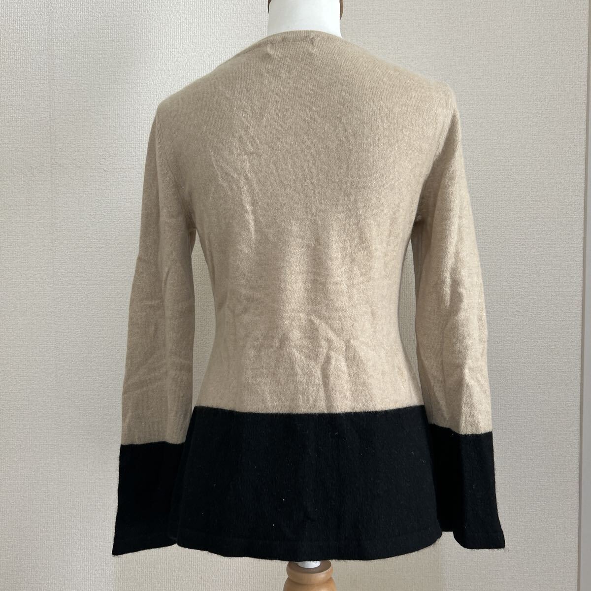 courreges クレージュ セーター ニット 長袖 バイカラー カシミヤ100% 秋冬 カジュアル ロゴ クルーネック ベージュ 38サイズ Mサイズ_画像4