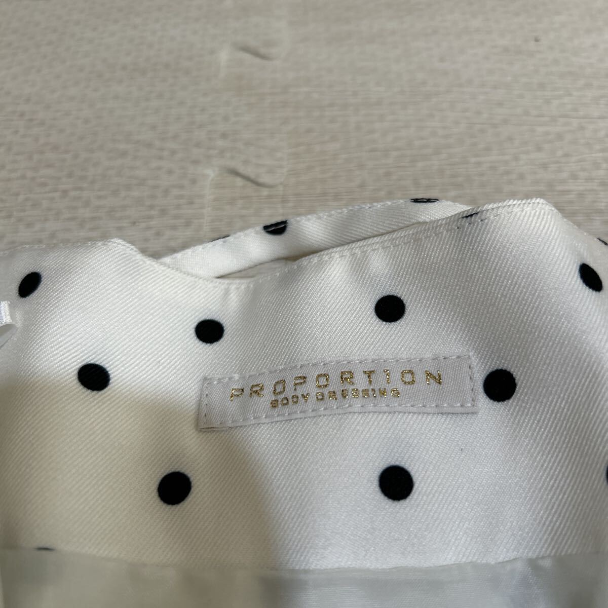 proportion body dressing スカート ロング ドット柄 フレアスカート レースアップ リボン 上品 きれいめ ホワイト ブラック Sサイズ_画像4