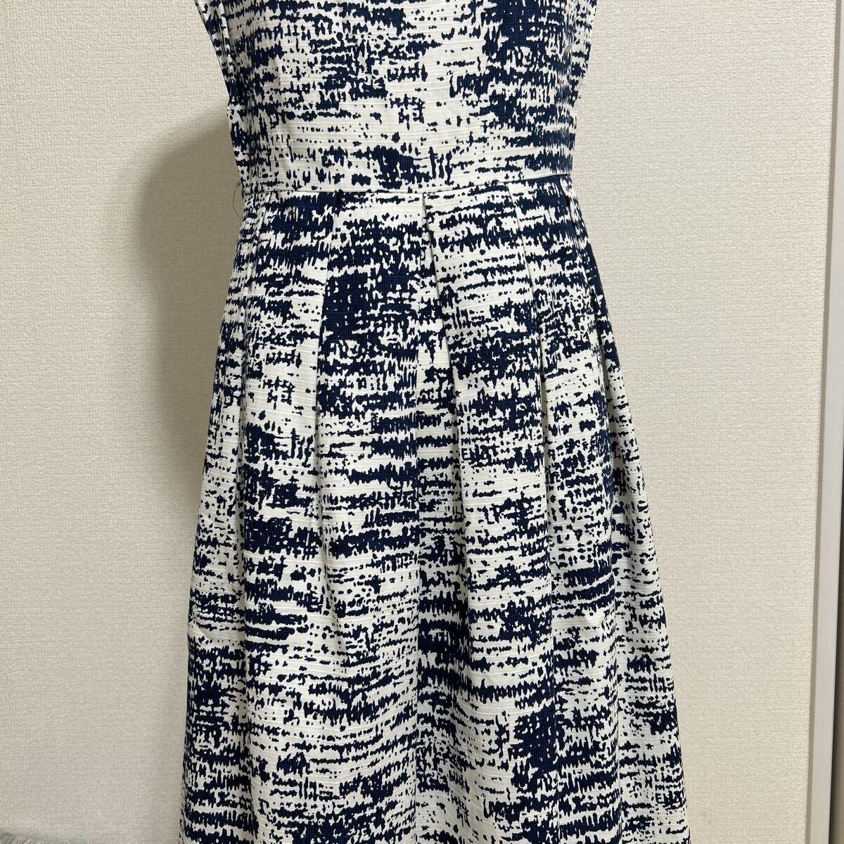 新品 タグ付き 未使用品 LESTERA ワンピース ノースリーブ ロング丈 フレアスカート 総柄 きれいめ ブルー 青 ホワイト 38サイズ Mサイズ_画像2