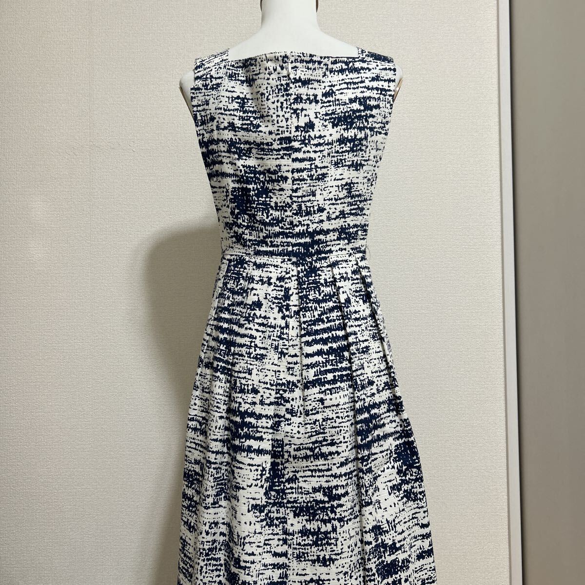 新品 タグ付き 未使用品 LESTERA ワンピース ノースリーブ ロング丈 フレアスカート 総柄 きれいめ ブルー 青 ホワイト 38サイズ Mサイズ_画像3