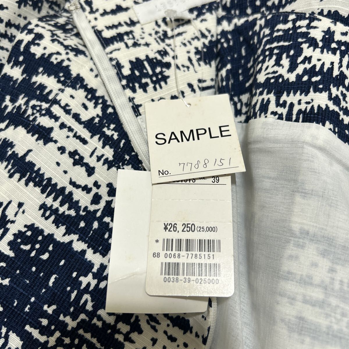 新品 タグ付き 未使用品 LESTERA ワンピース ノースリーブ ロング丈 フレアスカート 総柄 きれいめ ブルー 青 ホワイト 38サイズ Mサイズ_画像4