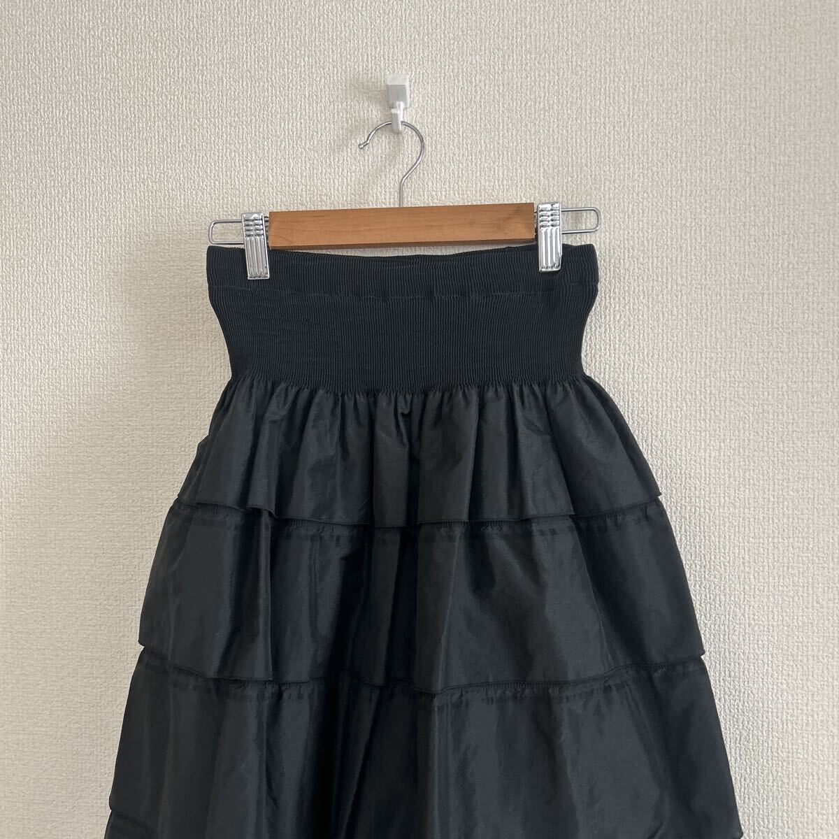 yuki torii ユキトリイ スカート ティアード 膝丈 ウエストゴム きれいめ フレアスカート 上品 高級感 ブラック 黒 38サイズ Mサイズ_画像2