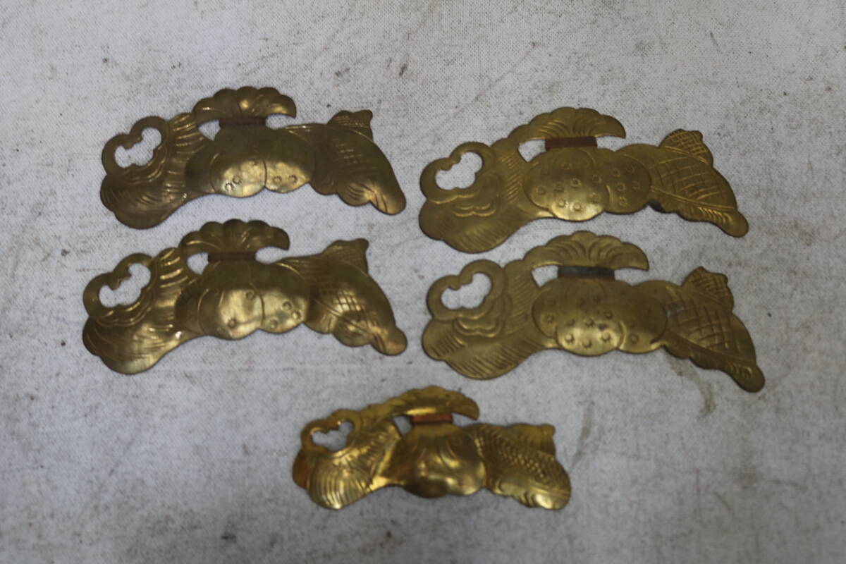 【伊董】c174.アンティーク!デットストック!古い時代箪笥の部品飾り金具宝尽くし金具真鍮製未使用5枚セット #時代箪笥の金具 #真鍮製_画像1
