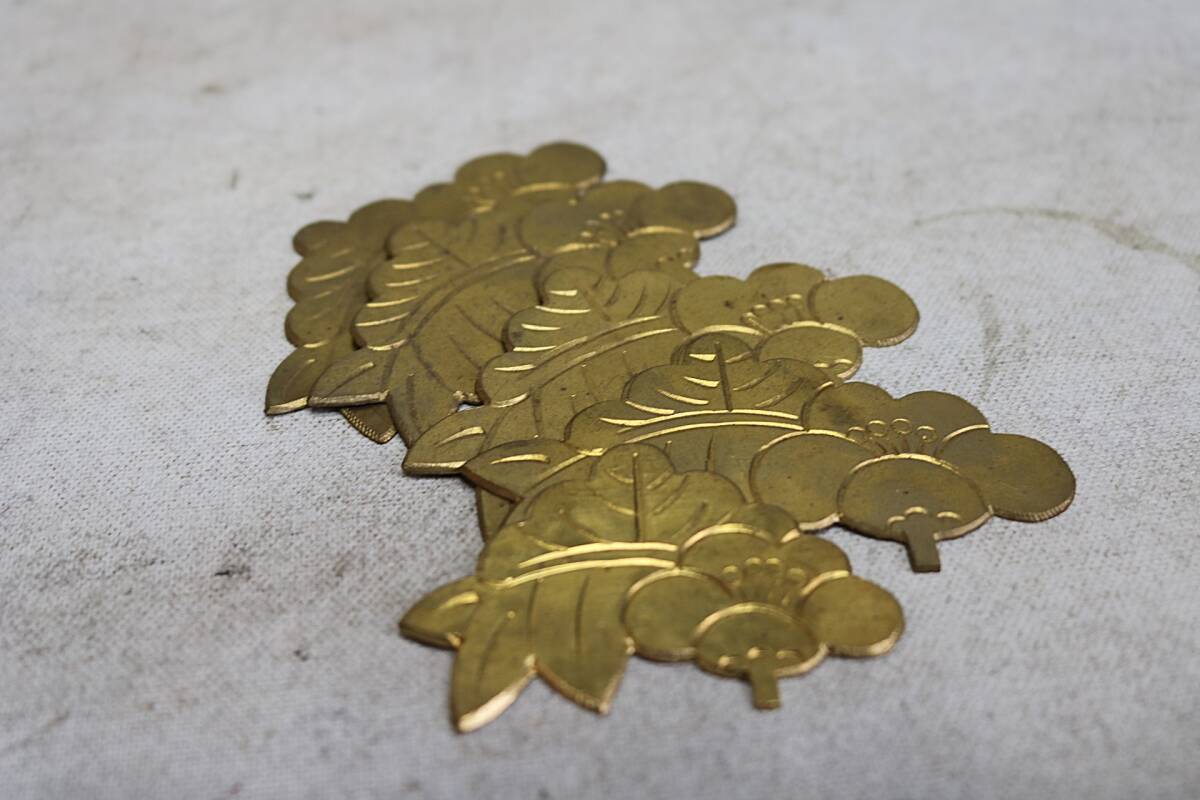 【伊董】c175.アンティーク!デットストック!古い時代箪笥の部品飾り金具5枚セット松竹梅金具真鍮製未使用 #仙台箪笥 #時代箪笥の金具_画像1