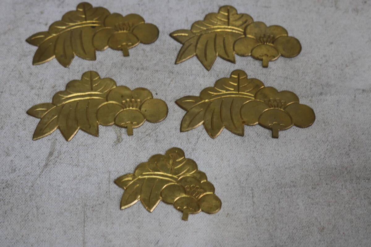 【伊董】c175.アンティーク!デットストック!古い時代箪笥の部品飾り金具5枚セット松竹梅金具真鍮製未使用 #仙台箪笥 #時代箪笥の金具_画像2