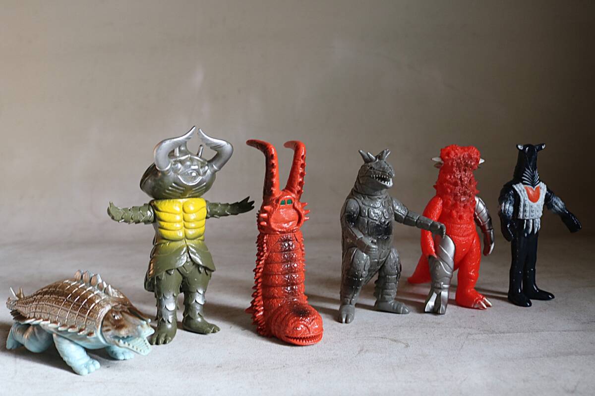 【伊董】c177.アンティーク!昭和レトロ!古いソフトビニール人形ウルトラマン怪獣6体セット円谷プロBANDAI JAPAN #特撮_画像1