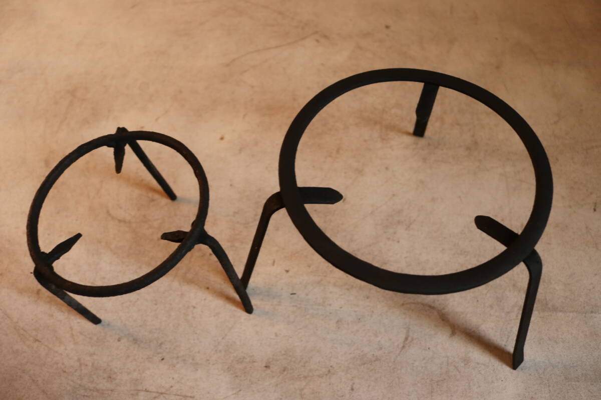 【伊董】ｃ181.アンティーク！レトロ！古民芸！古い火鉢の道具三足五徳２ケセット鉄製 #茶道具 #鉄瓶 #古道具 #囲炉裏_画像2