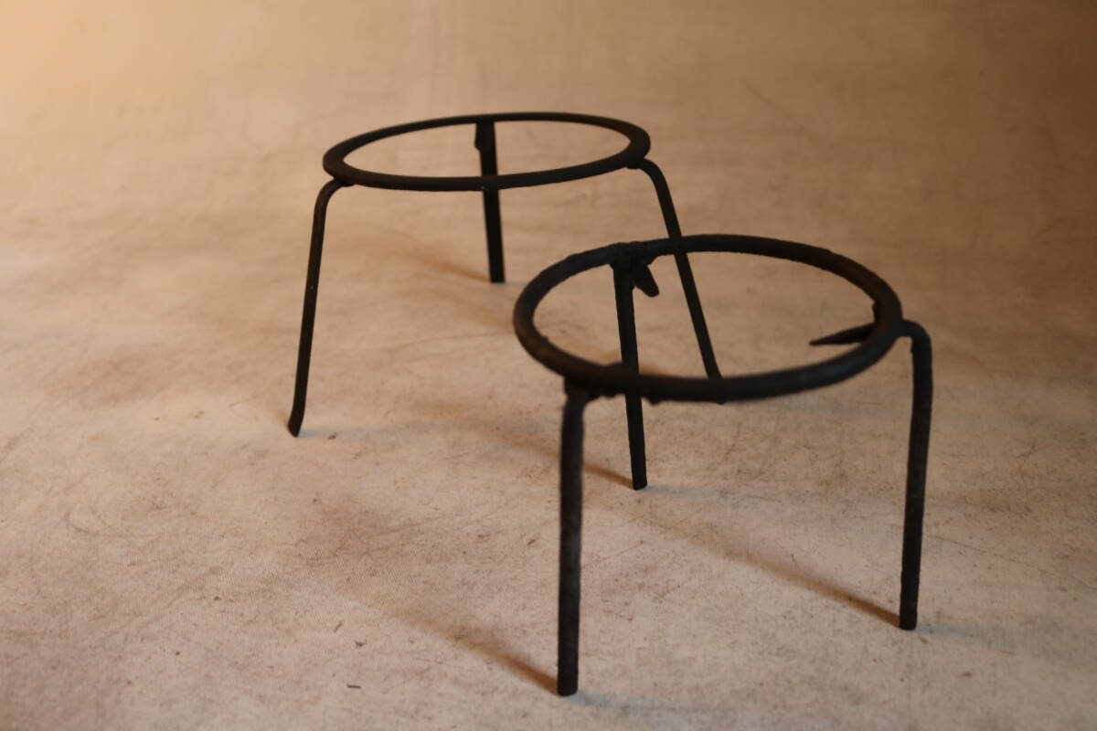 【伊董】ｃ181.アンティーク！レトロ！古民芸！古い火鉢の道具三足五徳２ケセット鉄製 #茶道具 #鉄瓶 #古道具 #囲炉裏_画像3