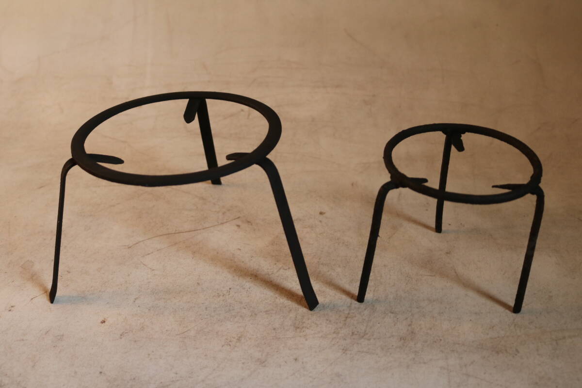 【伊董】ｃ181.アンティーク！レトロ！古民芸！古い火鉢の道具三足五徳２ケセット鉄製 #茶道具 #鉄瓶 #古道具 #囲炉裏_画像4