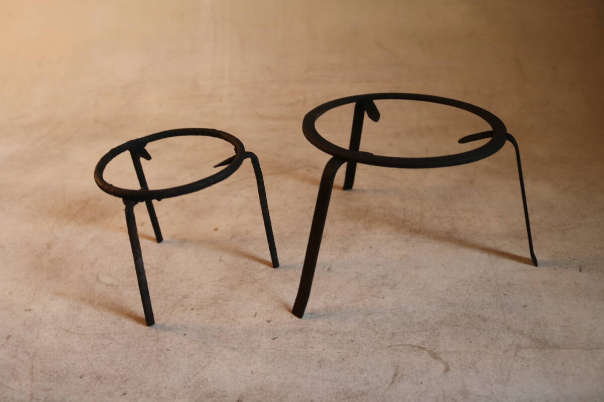 【伊董】ｃ181.アンティーク！レトロ！古民芸！古い火鉢の道具三足五徳２ケセット鉄製 #茶道具 #鉄瓶 #古道具 #囲炉裏_画像6