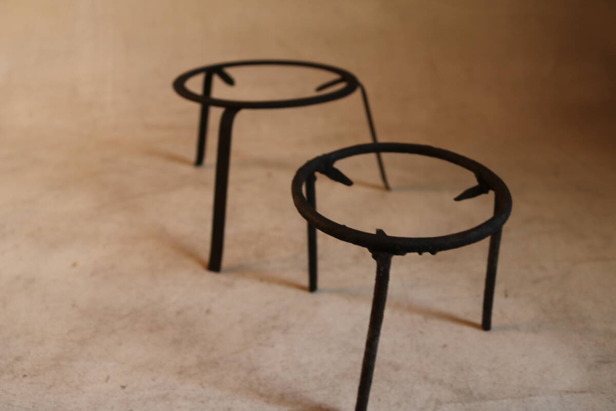 【伊董】ｃ181.アンティーク！レトロ！古民芸！古い火鉢の道具三足五徳２ケセット鉄製 #茶道具 #鉄瓶 #古道具 #囲炉裏_画像8