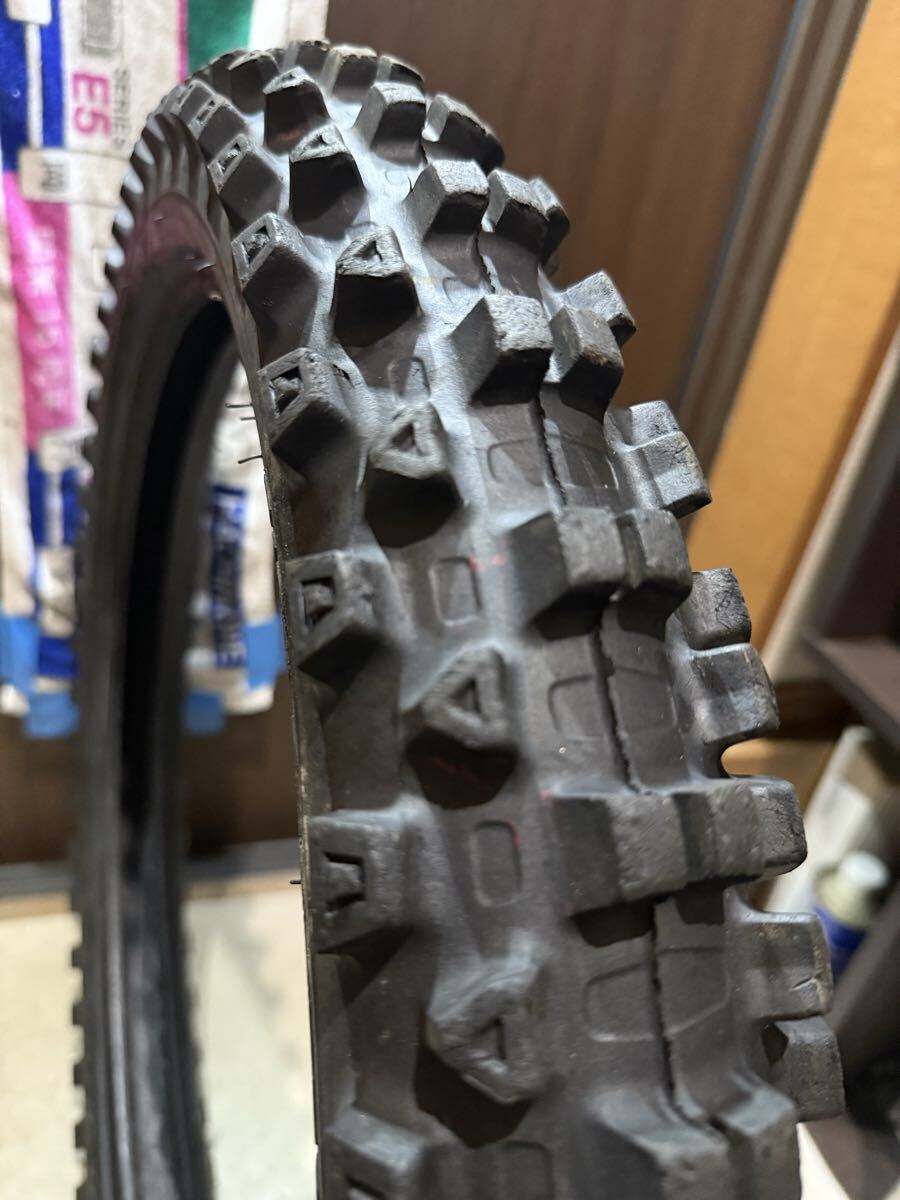 中古MCタイヤ 2025年製造 BRIDGESTONE BATTLECROSS E50 90/90-21 ブリヂストン バトルクロス 90 90 21 1125 A4020_画像5