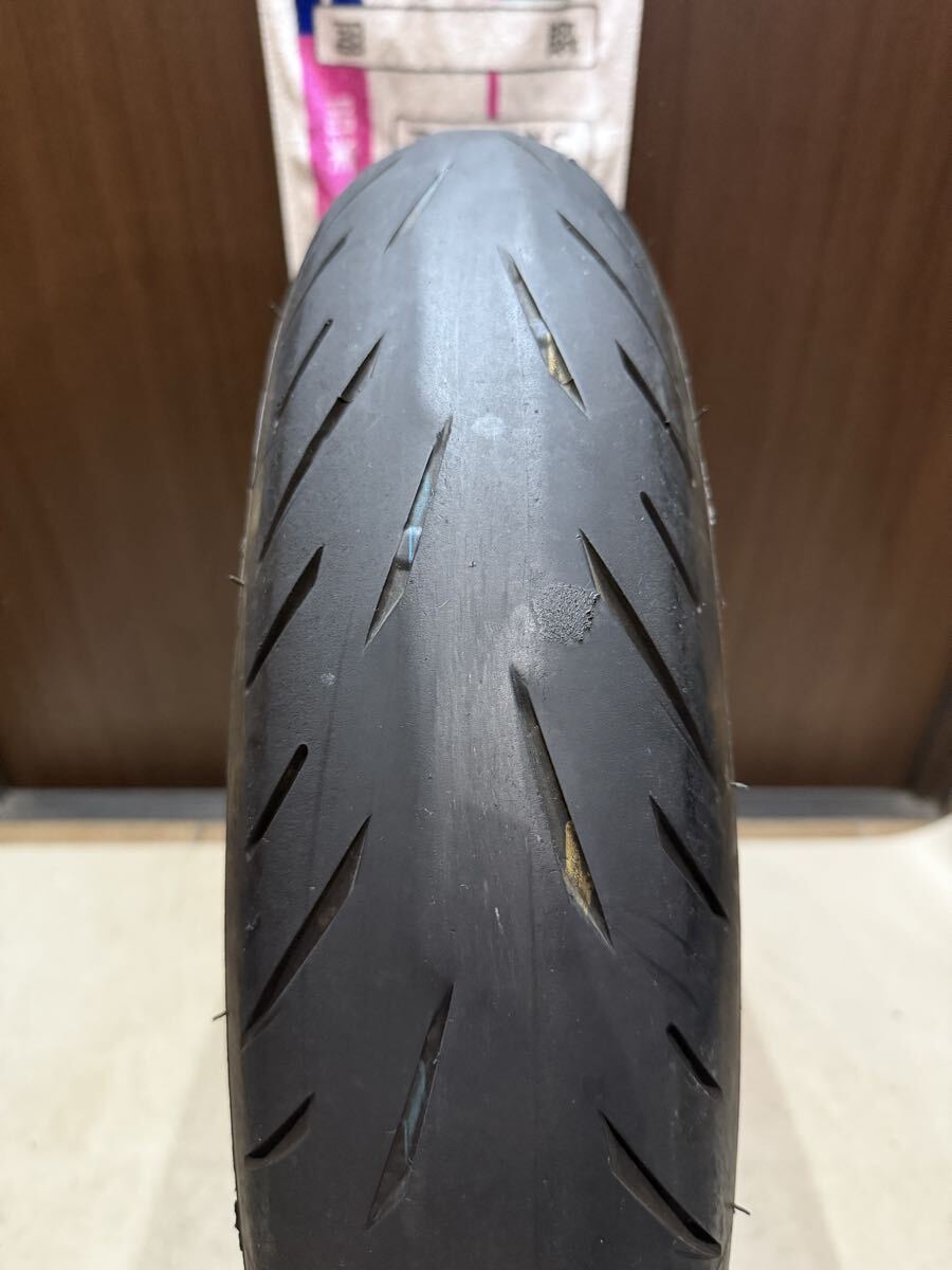 中古MCタイヤ 2022年製造 BRIDGESTONE BATTLAX S22 120/70ZR17 ブリヂストン バトラックス 120 70 17 0522 A4022_画像1