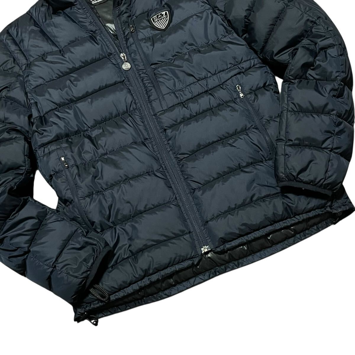 極美品/Lサイズ●エンポリオ アルマーニ ダウンジャケット 極暖 ブルゾン キルティング ロゴワッペン 軽量 ネイビー EMPORIO ARMANI_画像4