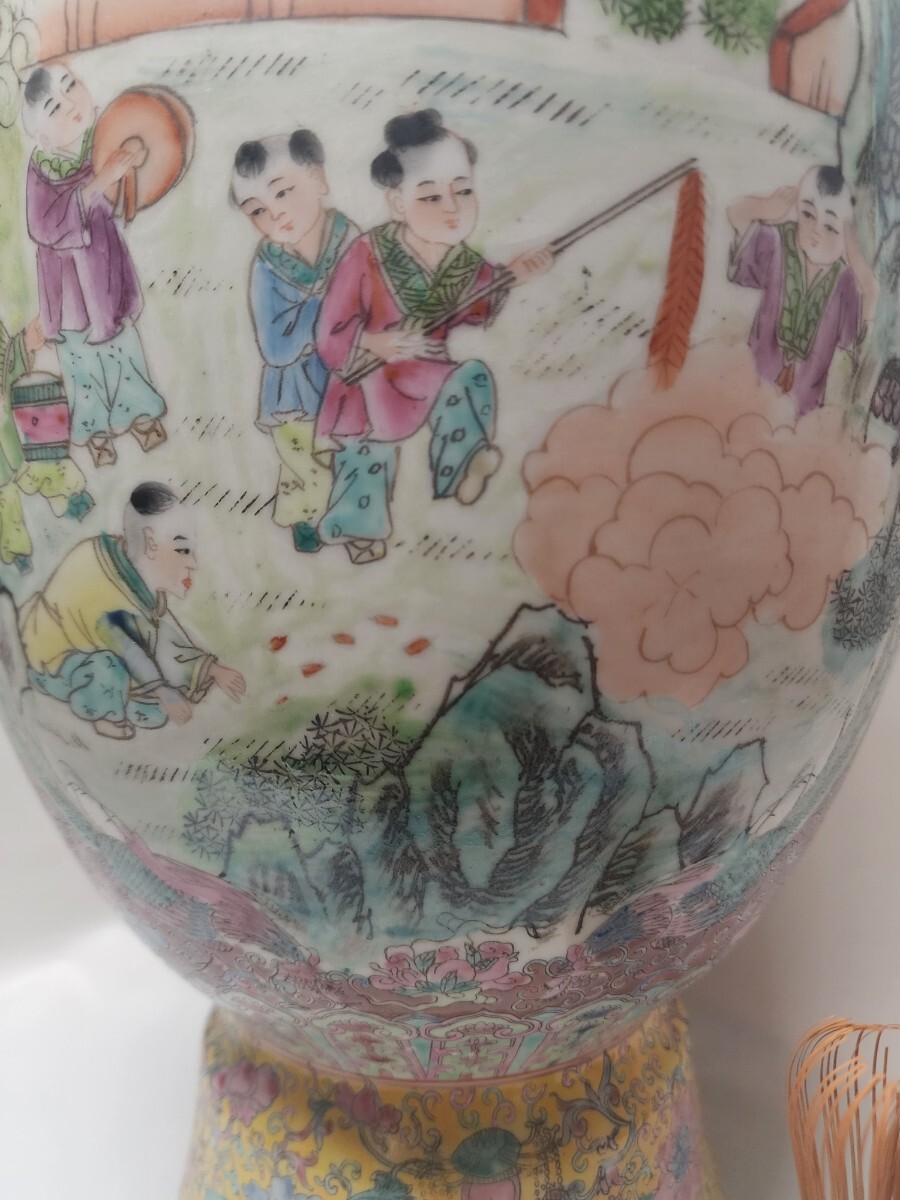 古物保証、中国美術 大清乾隆年製 粉彩 色絵花瓶 唐物 人物花図 在銘 飾壺 中国古玩 時代物_画像7