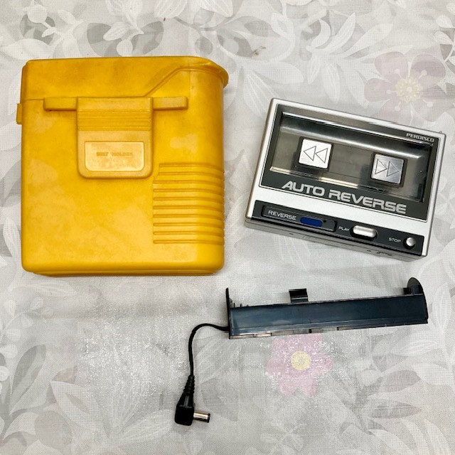 F615 レア HITACHI 日立 CP-7 ポータブルステレオカセットプレーヤー 通電、動作未確認_画像1