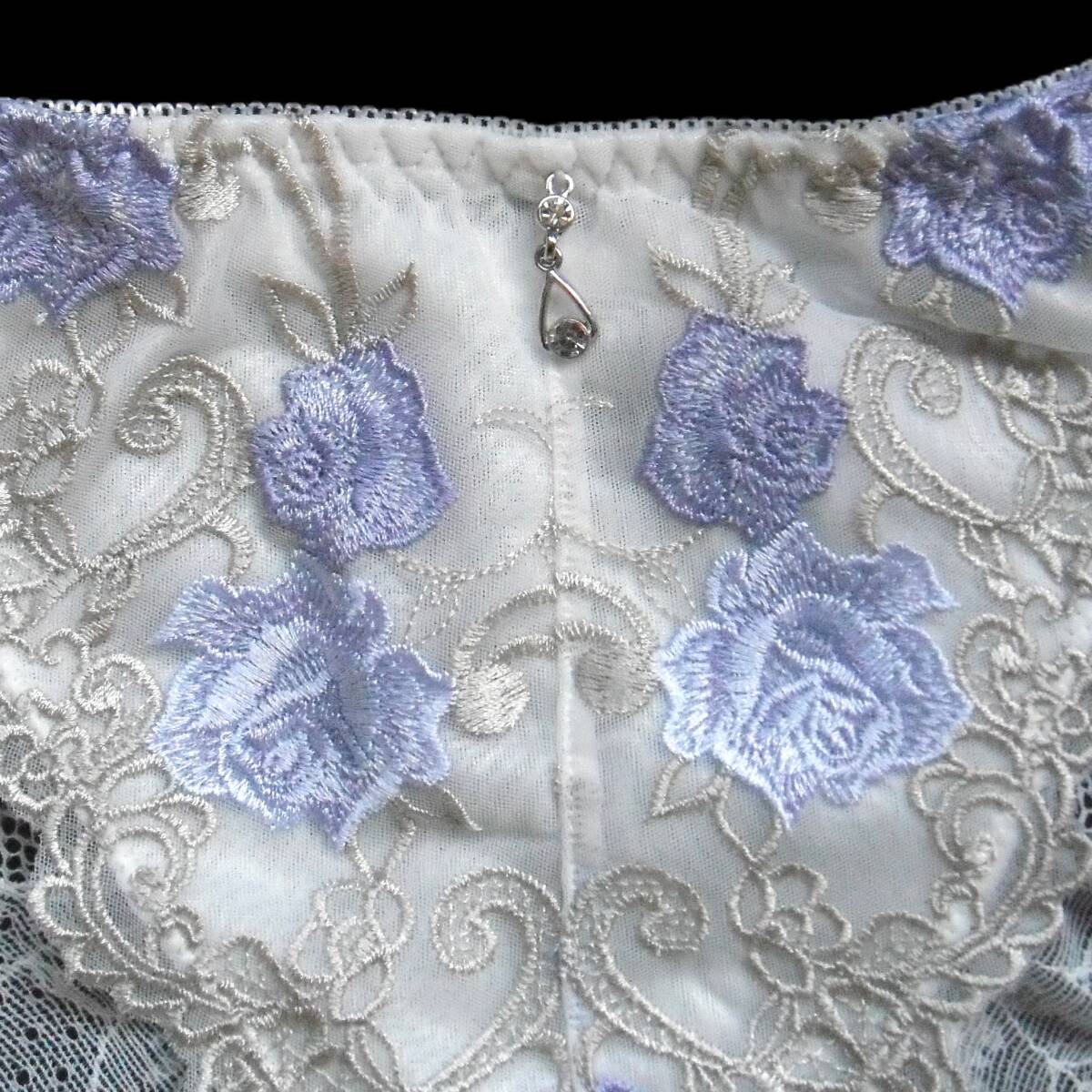 St.audrey Tiara ローズガーデン ショーツ M セントオードリー ティアラ 大輪の薔薇刺繍 バラ花柄 ホワイト×パープル新品送料込 定価\1650_画像4