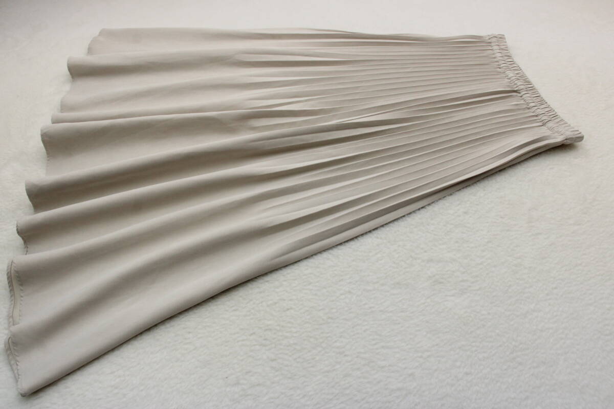 6439 新品 ウエストゴムスウェードライク消しプリーツスカート オフホワイトＭ 定価￥11,000税込み_画像1