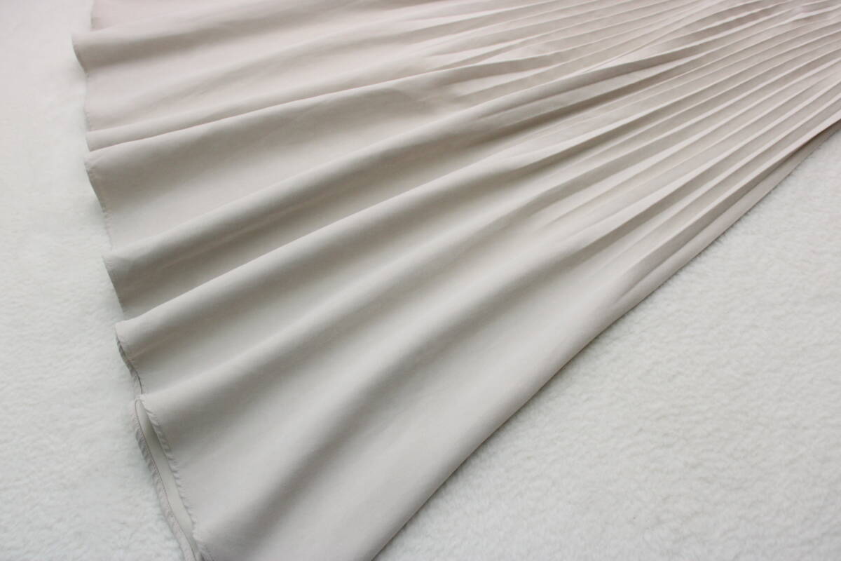 6439 新品 ウエストゴムスウェードライク消しプリーツスカート オフホワイトＭ 定価￥11,000税込み_画像5