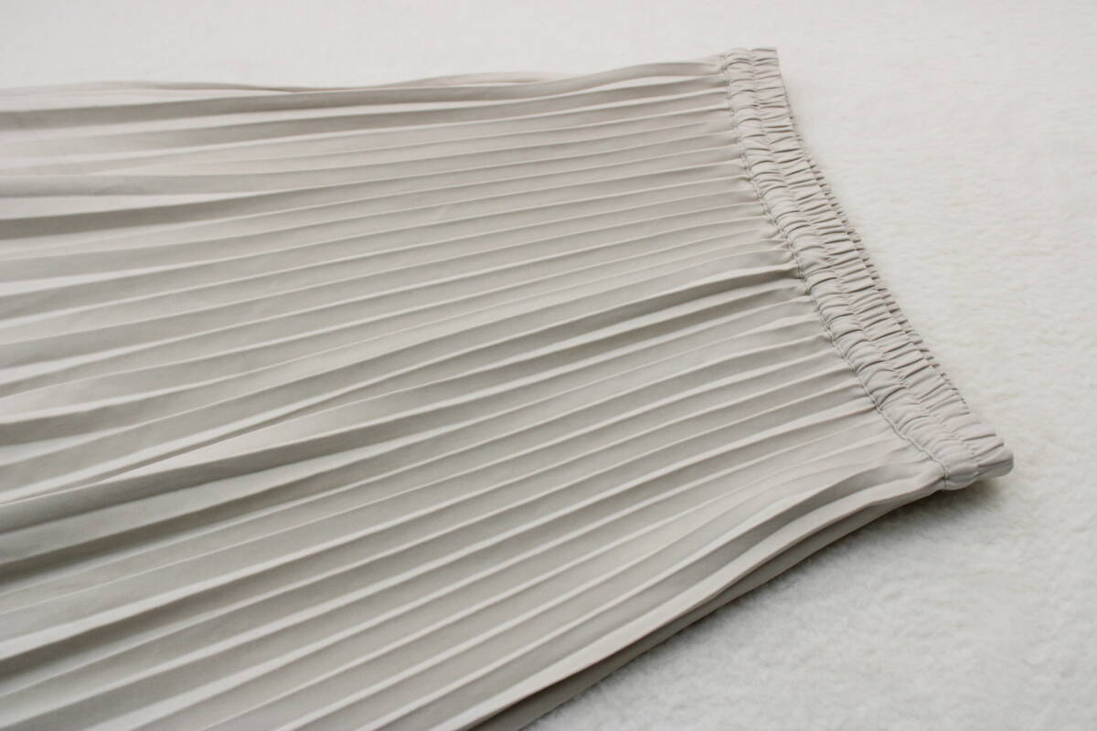 6439 新品 ウエストゴムスウェードライク消しプリーツスカート オフホワイトＭ 定価￥11,000税込み_画像2