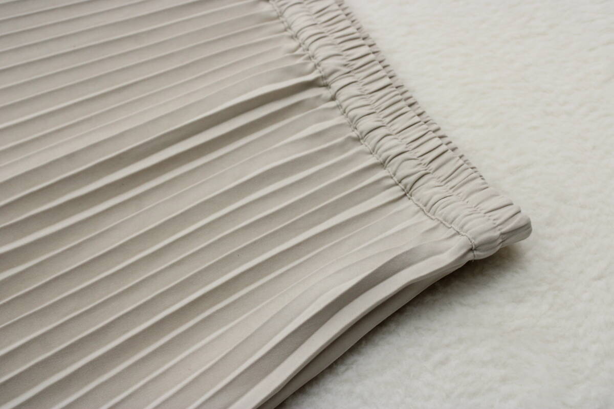 6439 新品 ウエストゴムスウェードライク消しプリーツスカート オフホワイトＭ 定価￥11,000税込み_画像3