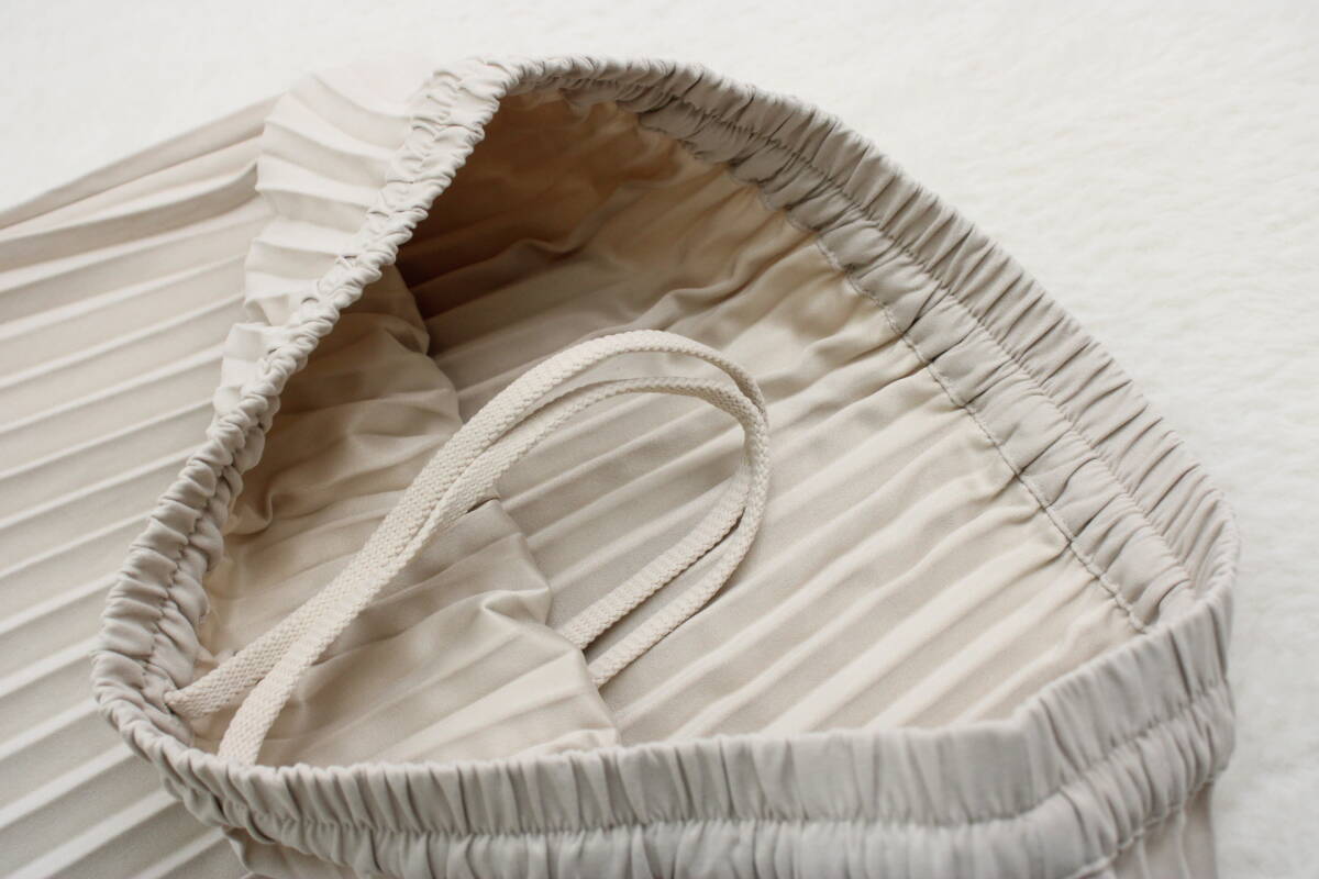 6439 新品 ウエストゴムスウェードライク消しプリーツスカート オフホワイトＭ 定価￥11,000税込み_画像4