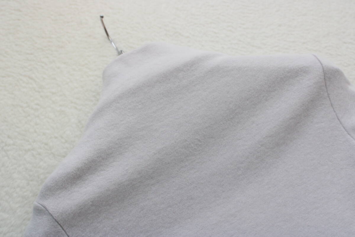 6835 新品タグ付き 英字ペイント入りボトルネックプルオーバー 定価￥26,400税込み_画像10