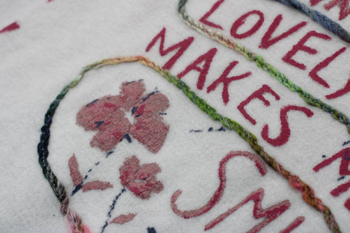 6835 新品タグ付き 英字ペイント入りボトルネックプルオーバー 定価￥26,400税込み_画像6