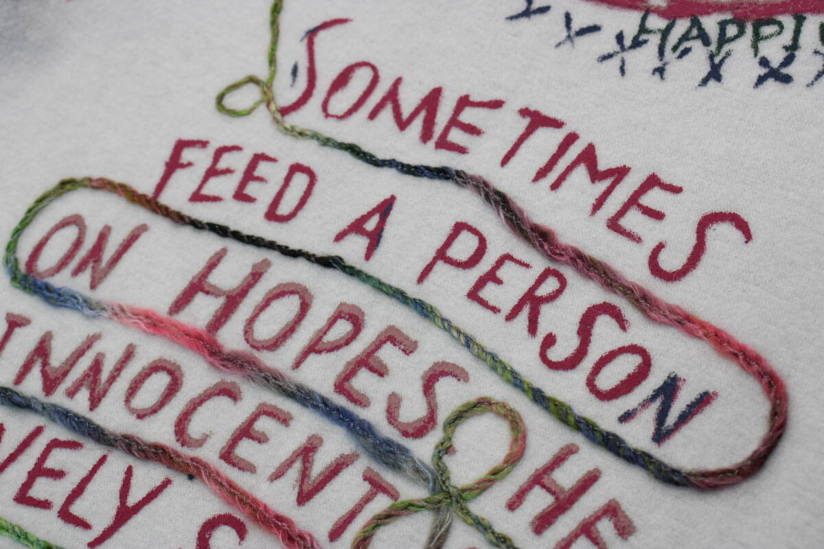 6835 新品タグ付き 英字ペイント入りボトルネックプルオーバー 定価￥26,400税込み_画像4