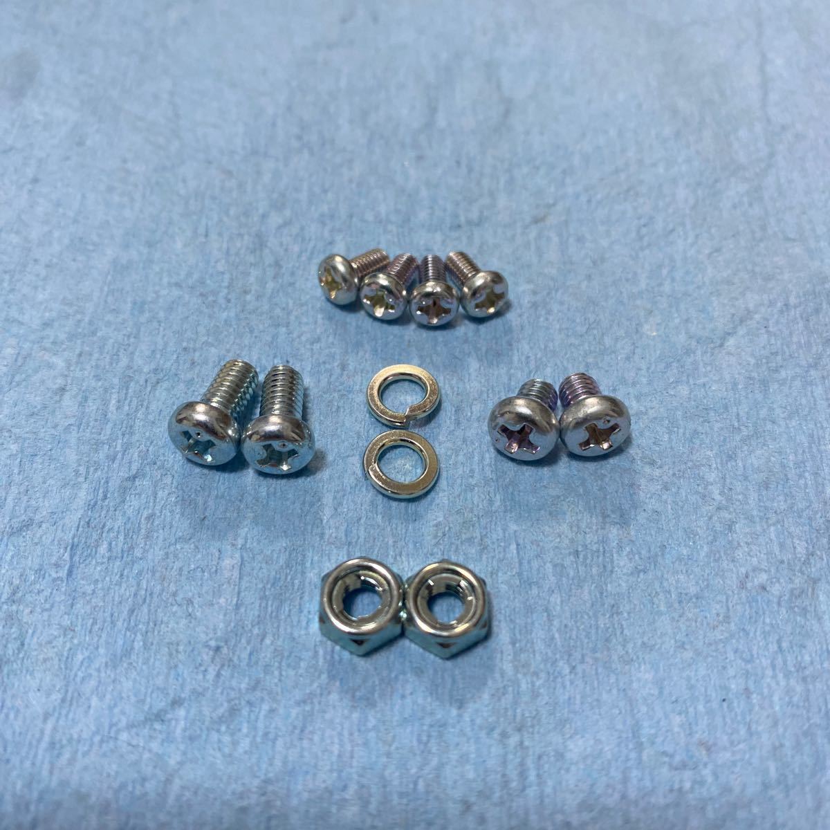 カワサキ KAWASAKI W1SA フューエルタンク、オイルタンク、サイドカバー エンブレム取付ネジセット ネジ ナット ワッシャー_画像1