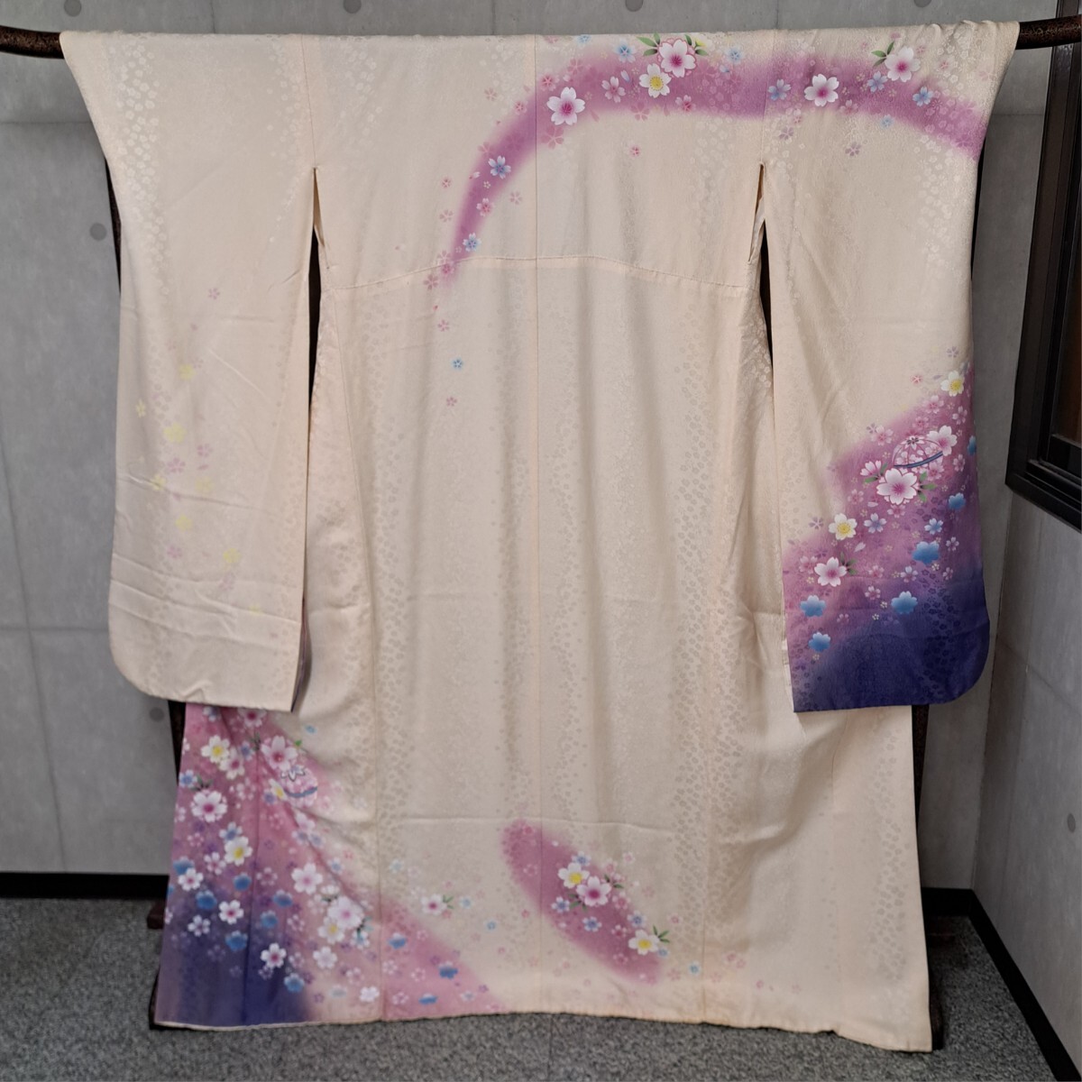 大変お得な フルセット 正絹振袖 白地紫グラデーション桜柄 成人式 卒業式に最適_画像2