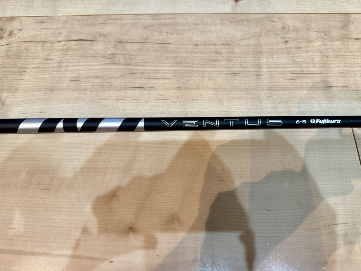 極美品 24 ベンタス ブラック 6S カスタム ドライバーシャフト コブラスリーブ付き ヘッド装着時45.25インチ DS-ADAPT _画像1