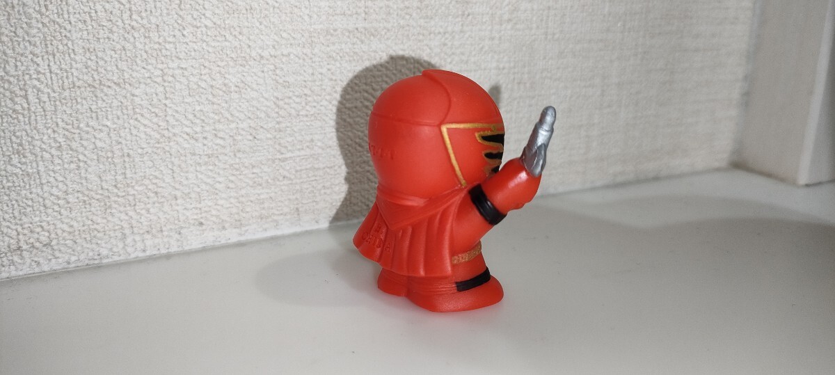 ソフビコレクション　戦隊ヒーロー　キッズ　スーパー戦隊　指人形　魔法戦隊マジレンジャーより　マジレッド_画像2