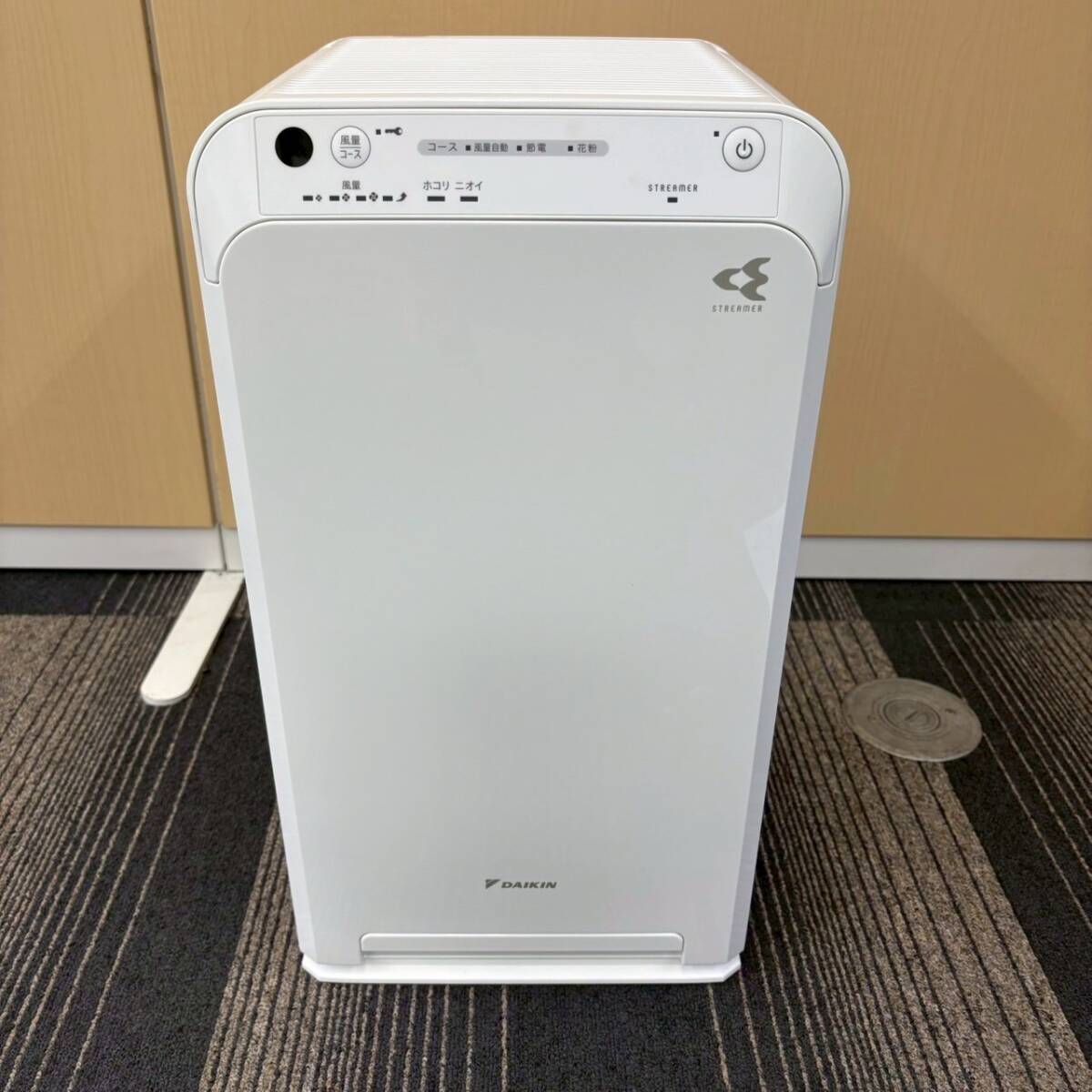 【T1106】ダイキン ストリーマ空気清浄機 MC55AKS-W ホワイト色 本体通電確認済み 動作未確認 _画像1