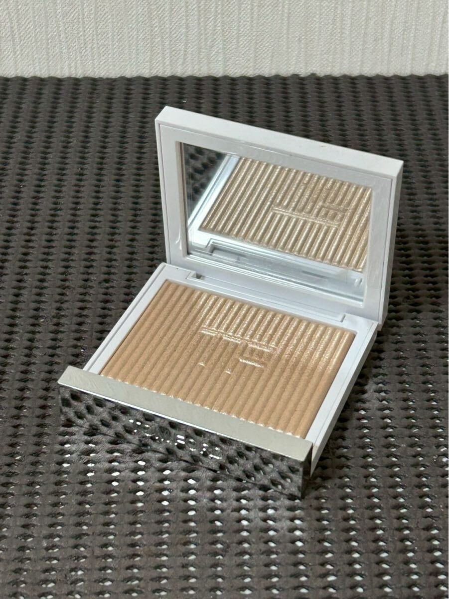 N5K196◆新品同様◆ トムフォード ソレイユ ネージュ グロウ ハイライター 02 フェイスパウダー_画像1