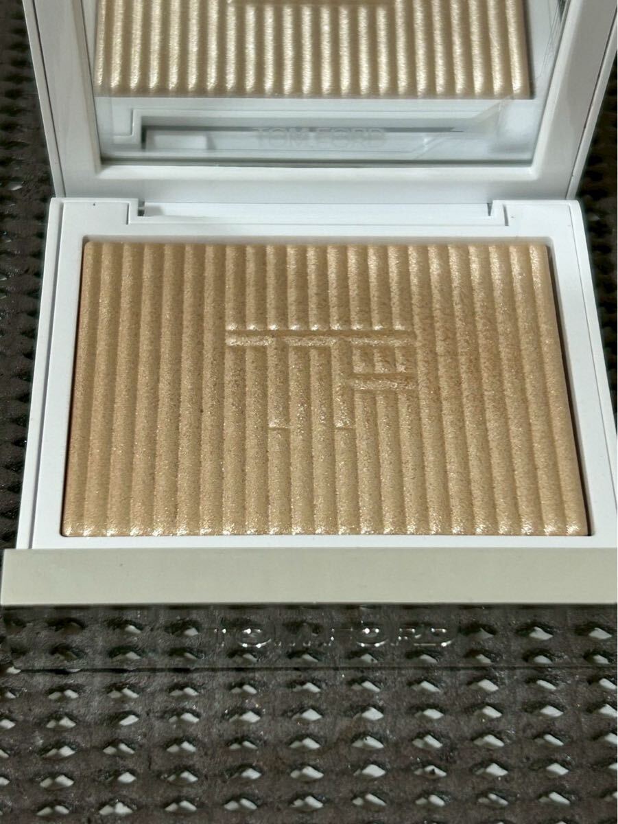 N5K196◆新品同様◆ トムフォード ソレイユ ネージュ グロウ ハイライター 02 フェイスパウダー_画像2