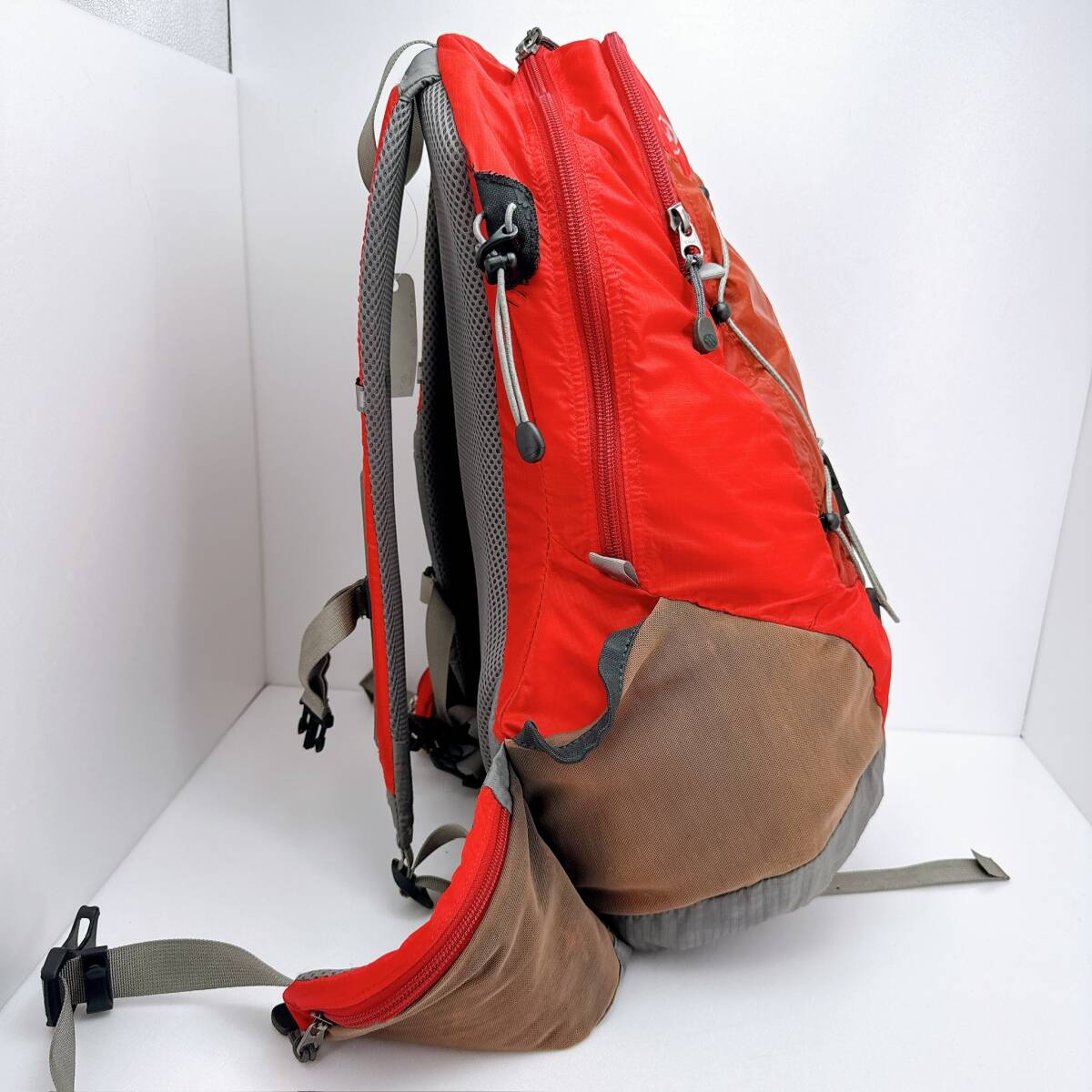 D2247◯ montーbell モンベル リュックサック バッグパック 赤 レッド グレー ナイロン ユニセックス 2WAY メッシュ ポケット ファスナー_画像3