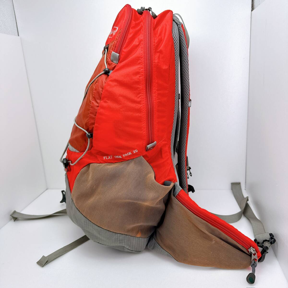 D2247◯ montーbell モンベル リュックサック バッグパック 赤 レッド グレー ナイロン ユニセックス 2WAY メッシュ ポケット ファスナー_画像4