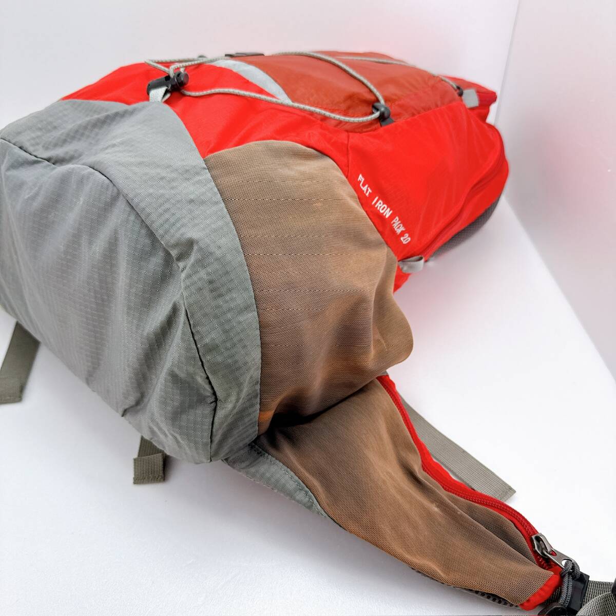 D2247◯ montーbell モンベル リュックサック バッグパック 赤 レッド グレー ナイロン ユニセックス 2WAY メッシュ ポケット ファスナー_画像6