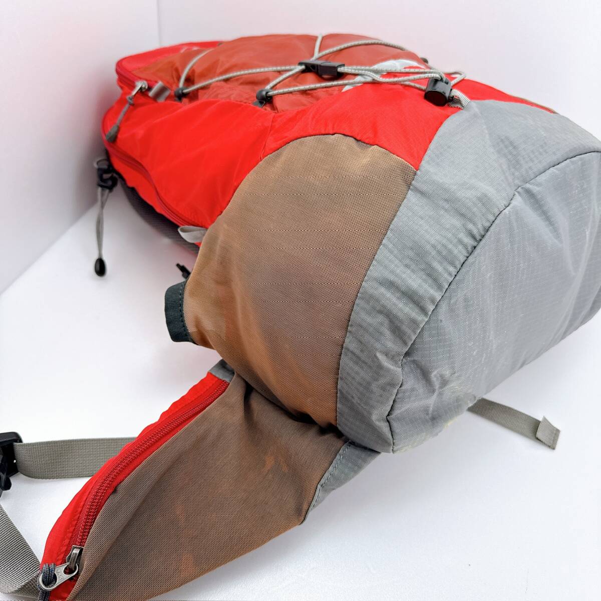 D2247◯ montーbell モンベル リュックサック バッグパック 赤 レッド グレー ナイロン ユニセックス 2WAY メッシュ ポケット ファスナー_画像5