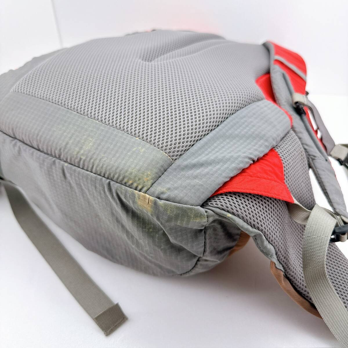 D2247◯ montーbell モンベル リュックサック バッグパック 赤 レッド グレー ナイロン ユニセックス 2WAY メッシュ ポケット ファスナー_画像8