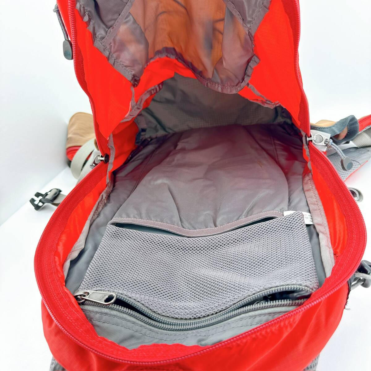 D2247◯ montーbell モンベル リュックサック バッグパック 赤 レッド グレー ナイロン ユニセックス 2WAY メッシュ ポケット ファスナー_画像10
