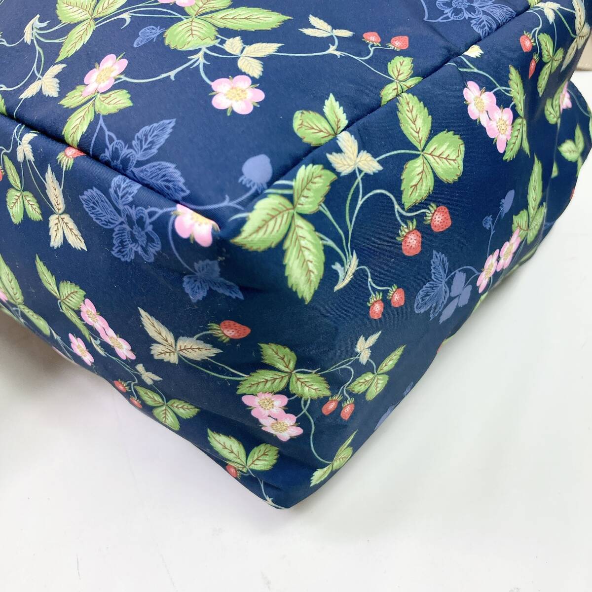 D2226◯ 卸売 WEDGWOOD ウェッジウッド ハンドバッグ ショルダーバッグ トートバッグ ナイロン ワイルドストロベリー柄 ネイビー ホワイト_画像3