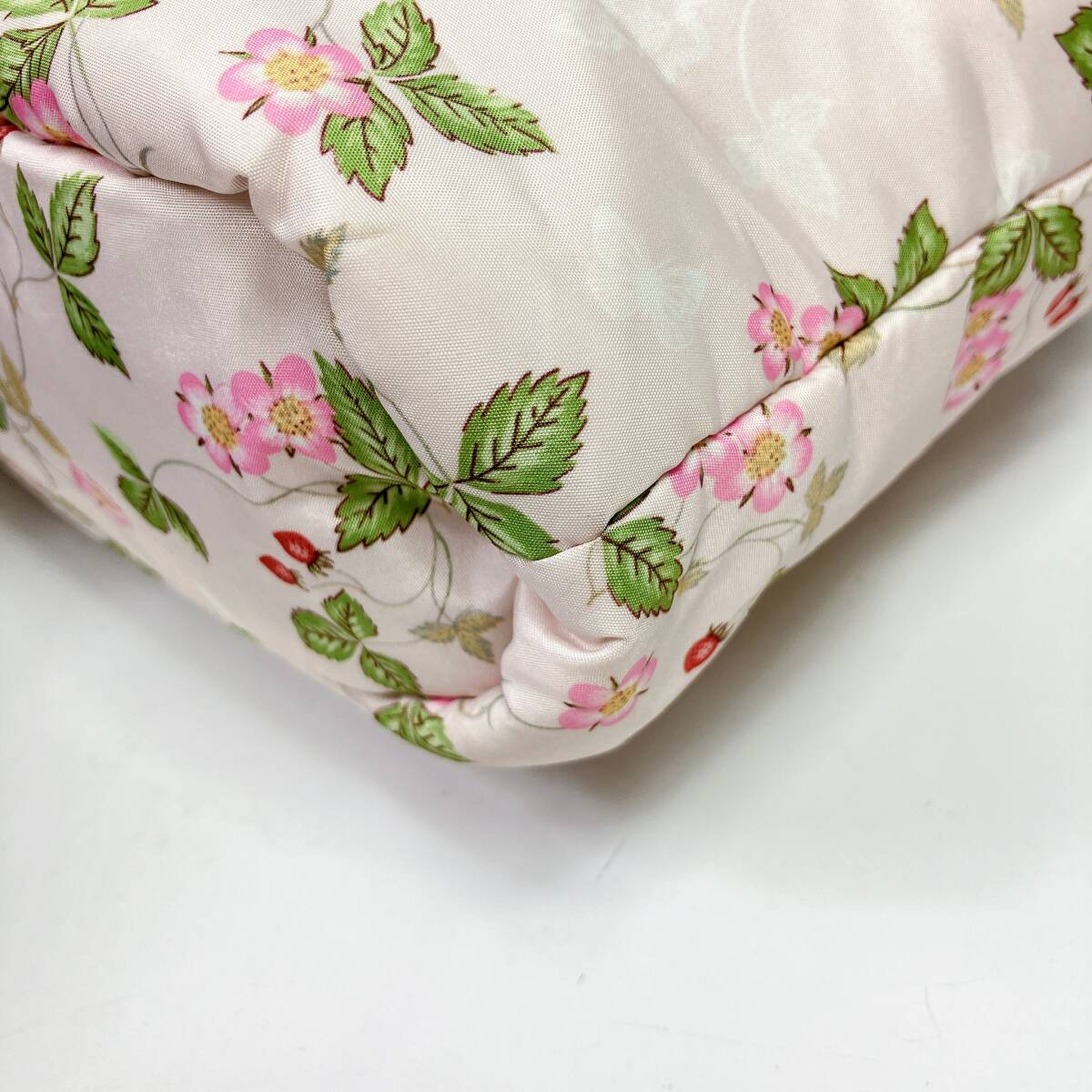D2226◯ 卸売 WEDGWOOD ウェッジウッド ハンドバッグ ショルダーバッグ トートバッグ ナイロン ワイルドストロベリー柄 ネイビー ホワイト_画像6