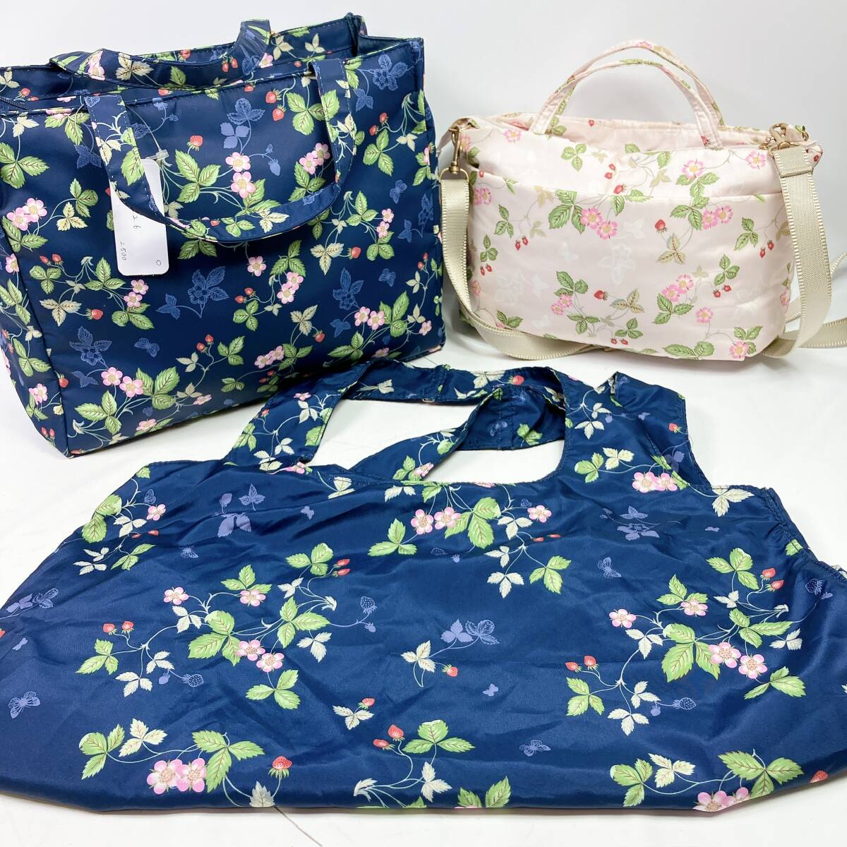 D2226◯ 卸売 WEDGWOOD ウェッジウッド ハンドバッグ ショルダーバッグ トートバッグ ナイロン ワイルドストロベリー柄 ネイビー ホワイト_画像2
