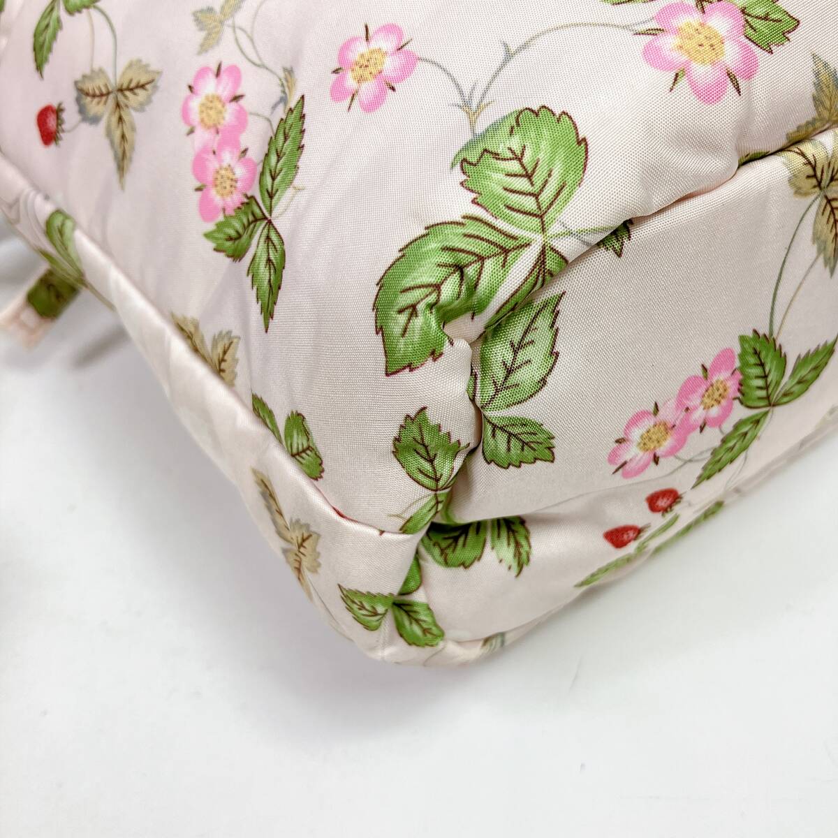 D2226◯ 卸売 WEDGWOOD ウェッジウッド ハンドバッグ ショルダーバッグ トートバッグ ナイロン ワイルドストロベリー柄 ネイビー ホワイト_画像7