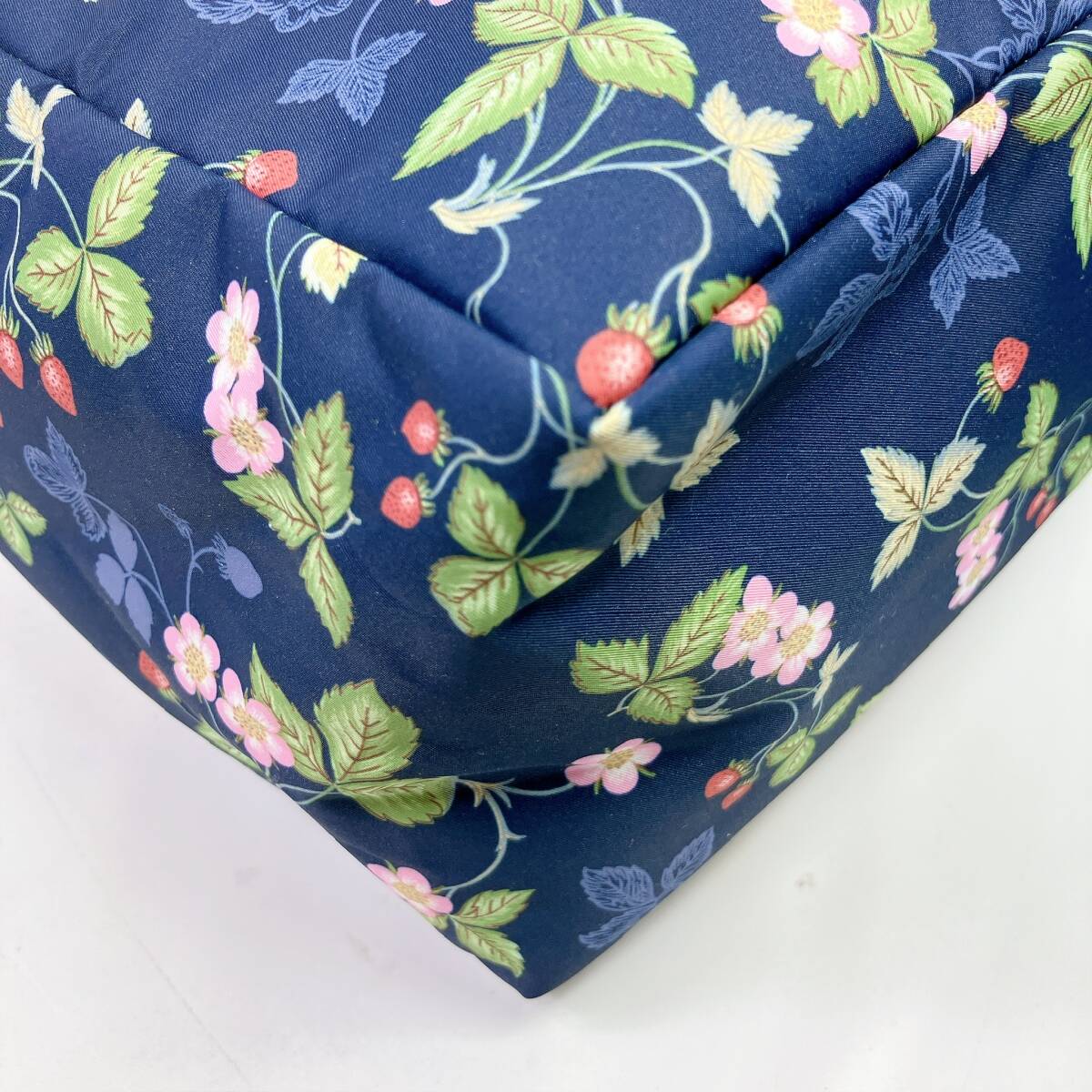 D2226◯ 卸売 WEDGWOOD ウェッジウッド ハンドバッグ ショルダーバッグ トートバッグ ナイロン ワイルドストロベリー柄 ネイビー ホワイト_画像4