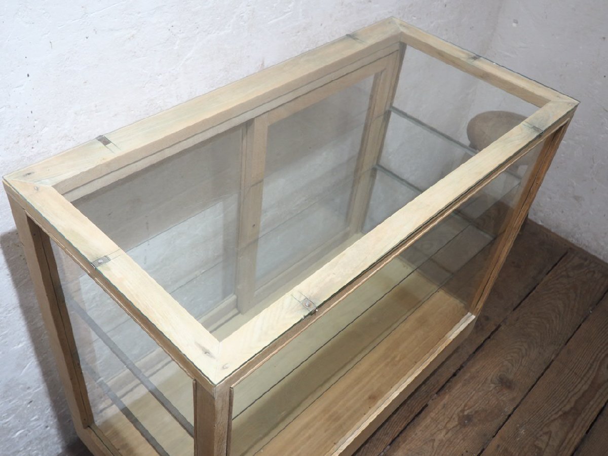 タ荷Y1057◆H88,5cm×W91cm◆ナチュラルな木味の古い木枠ガラスケース◆飾り棚 食器棚 ショーケース アンティーク レトロ 店舗什器O(ヤC)松_画像2