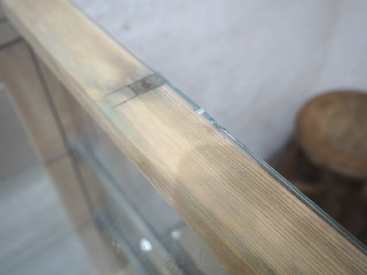 タ荷Y1057◆H88,5cm×W91cm◆ナチュラルな木味の古い木枠ガラスケース◆飾り棚 食器棚 ショーケース アンティーク レトロ 店舗什器O(ヤC)松_画像4