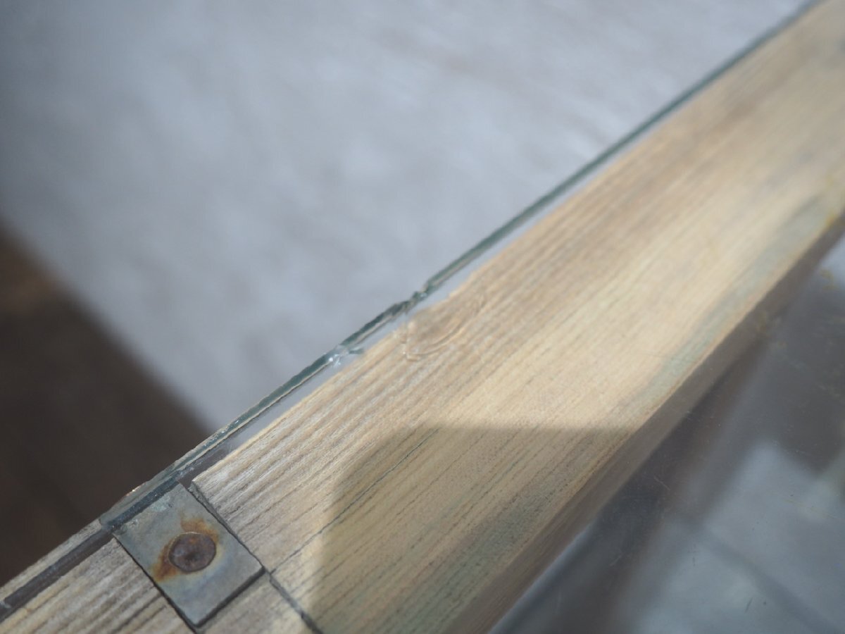 タ荷Y1057◆H88,5cm×W91cm◆ナチュラルな木味の古い木枠ガラスケース◆飾り棚 食器棚 ショーケース アンティーク レトロ 店舗什器O(ヤC)松_画像6